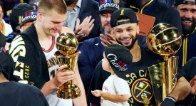 佳阵容颁奖典礼：申京严肃与东契奇轻松的领奖台态度对比